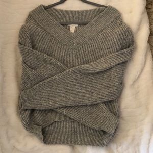 Super cute crew chunky V neck sweater